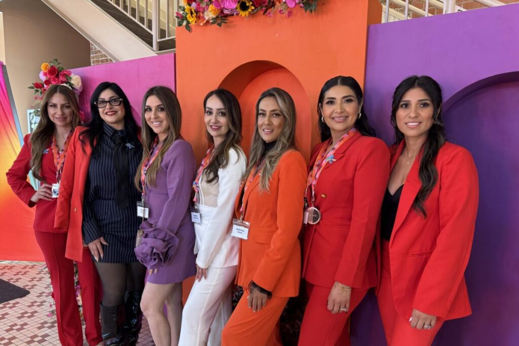 Hundreds of Latinas bet on themselves Tres centenares de Latinas apostaron por ellas mismas