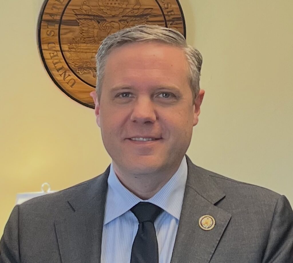 Trump reverses course and backs Hurd again Trump revierte su decisión y vuelve a respaldar a Hurd