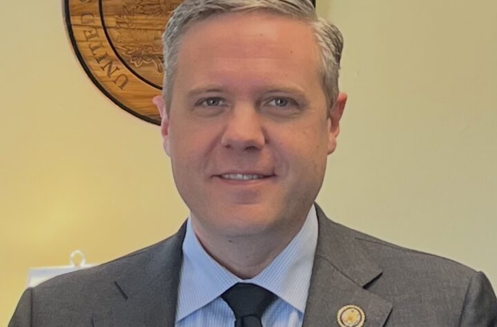 Trump reverses course and backs Hurd again Trump revierte su decisión y vuelve a respaldar a Hurd