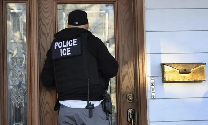 Ordenan a ICE respetar límites en viviendas 