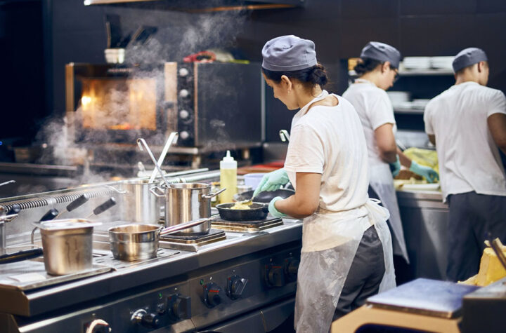 Denver Labor recovers tens of thousands for food and beverage workers  Denver recupera miles en sueldos para trabajadores de restaurantes y bares 