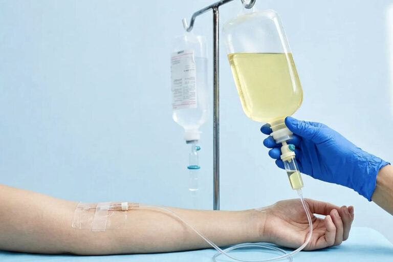 Investigan ocho muertes al aplicarse “sueroterapias”  