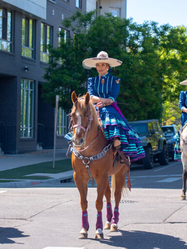 Adelitas de Colorado conquistan desfile del Cinco de Mayo 