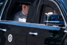 Trump toma escenario tras retiro de artistas del aniversario de EE.UU.