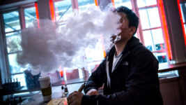 FDA autoriza cigarrillos electrónicos saborizados para adultos