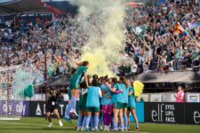 Denver Summit celebra su primera victoria como local