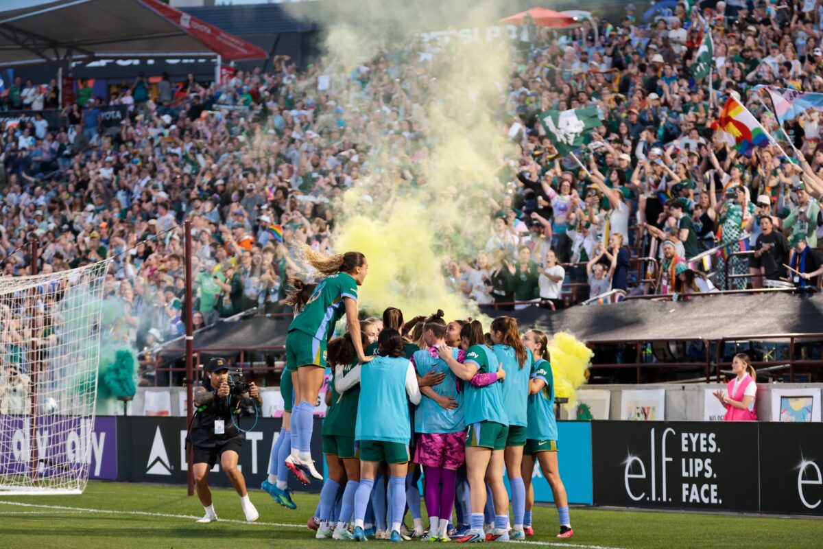 Denver Summit celebra su primera victoria como local