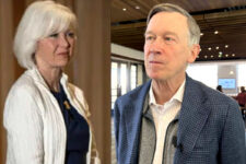 Hickenlooper propone bloquear pagos a Tina Peters del fondo del DOJ