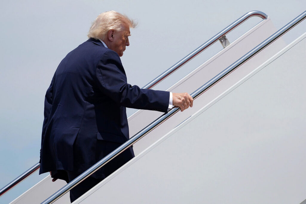 Juez bloquea veto de Trump a inmigrantes de 39 países
