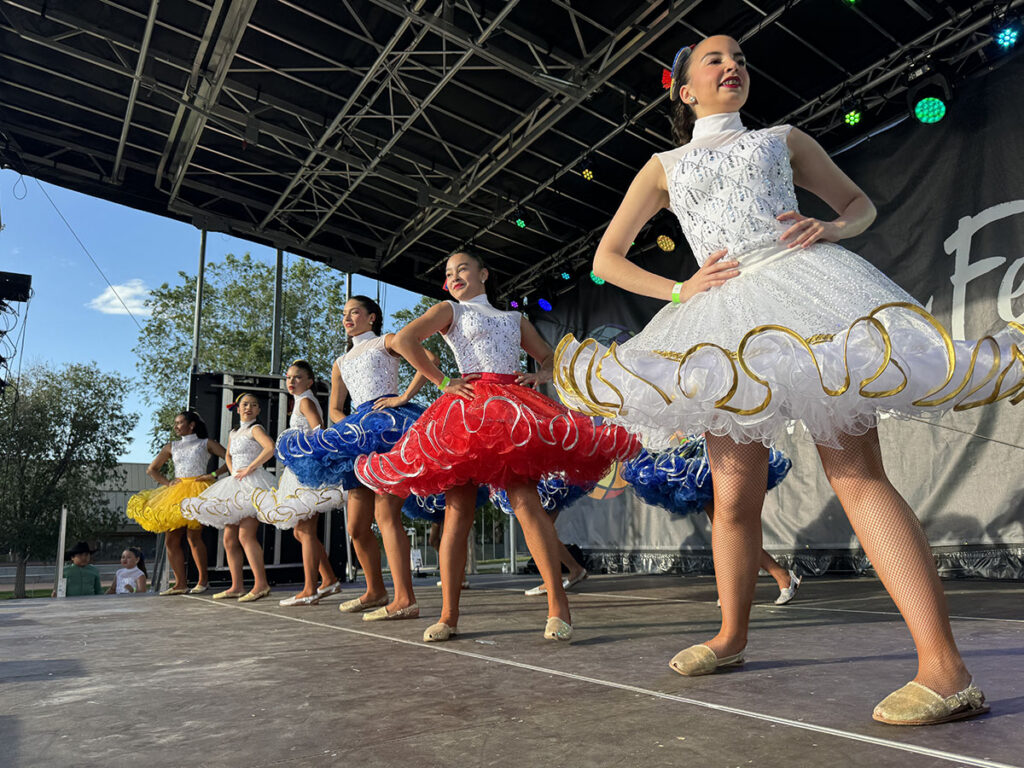 ¡Vibrante celebración de cultura y tradición en Aurora!