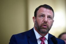Demócratas presionan a Mullin por amenaza de retirar agentes fronterizos en aeropuertos