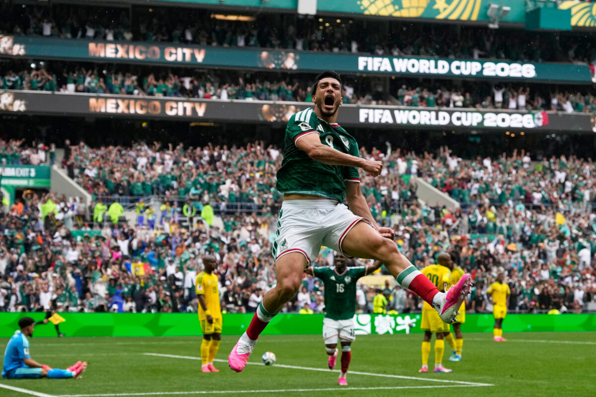 Jiménez y Quiñones comandan fiesta del gol en debut de México