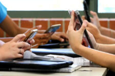 DPS prohíbe celulares en horario escolar