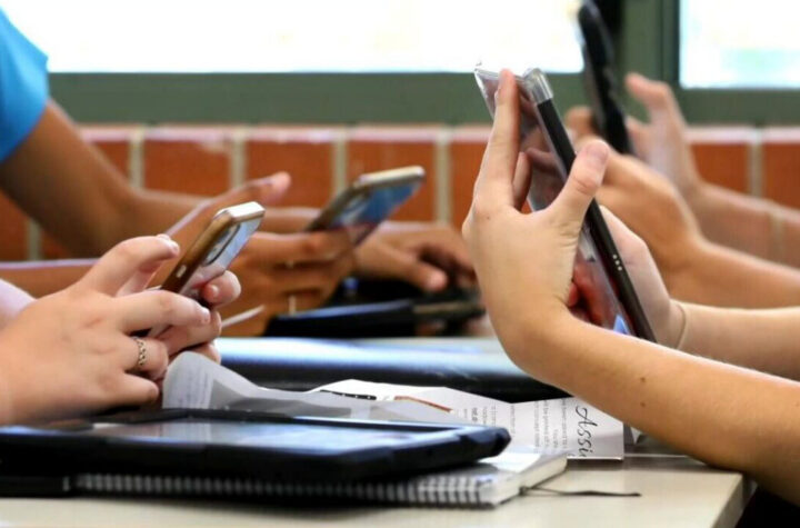 DPS prohíbe celulares en horario escolar