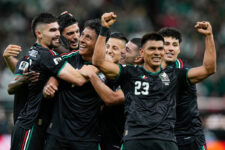 El Tri sufre pero saborea el liderato