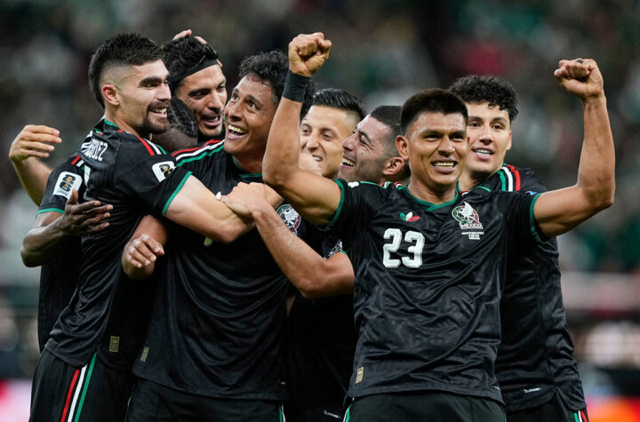 El Tri sufre pero saborea el liderato