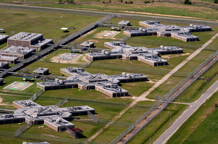 ICE autoriza eliminación de traductores presenciales en centro de detención