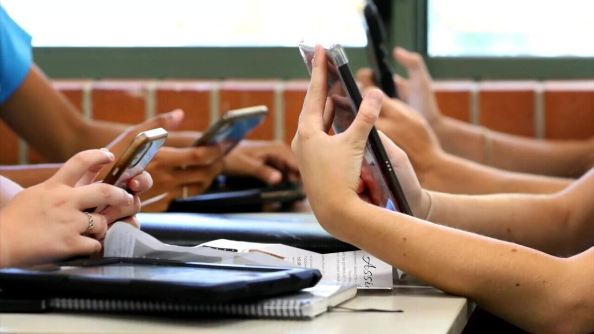 DPS prohíbe celulares en horario escolar