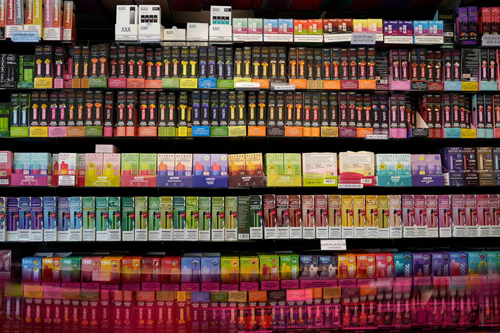 Vapeo juvenil amenaza salud de millones de adolescentes