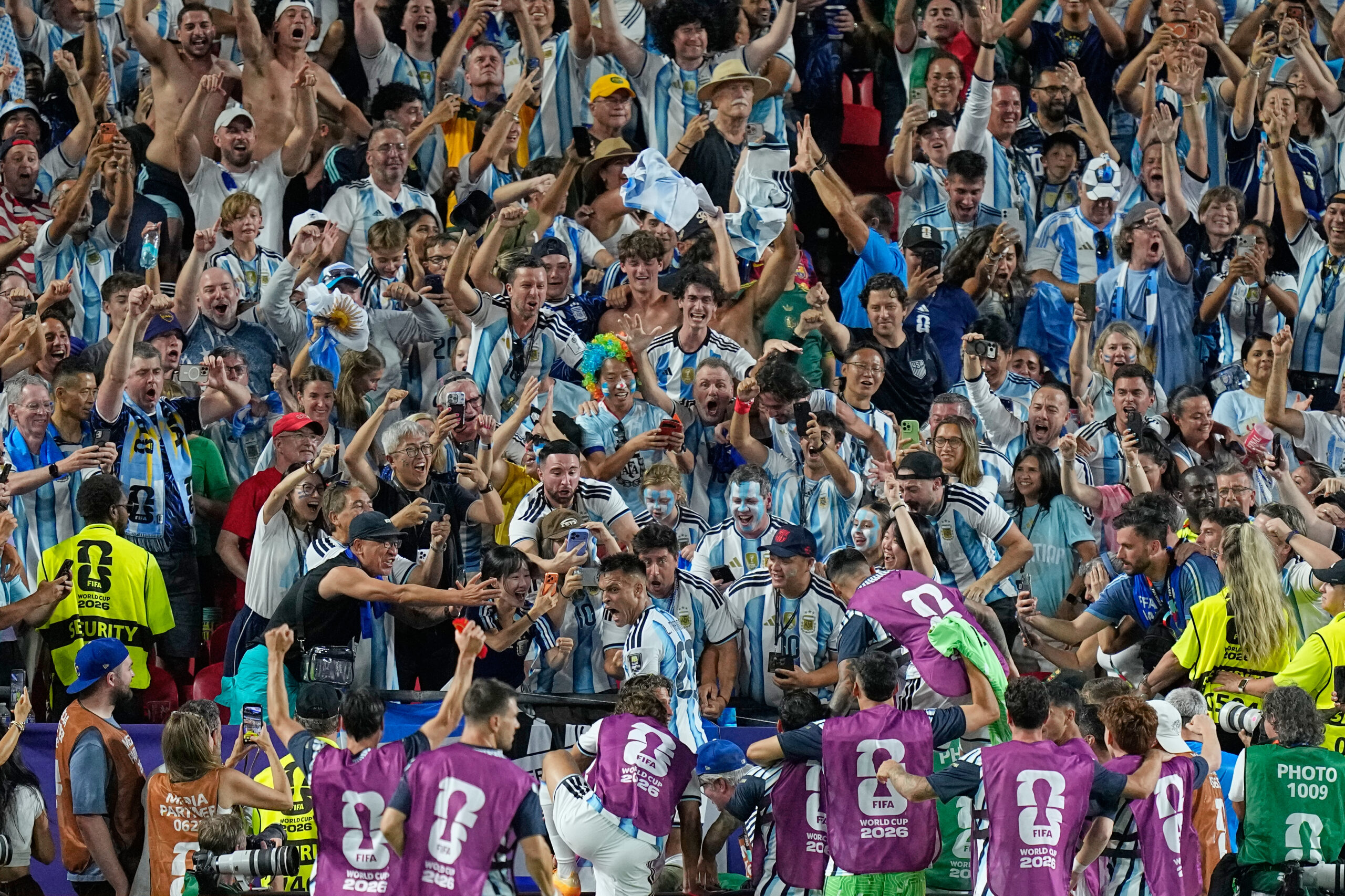 Argentino Lautaro Martínez celebró su gol con hinchas en las gradas