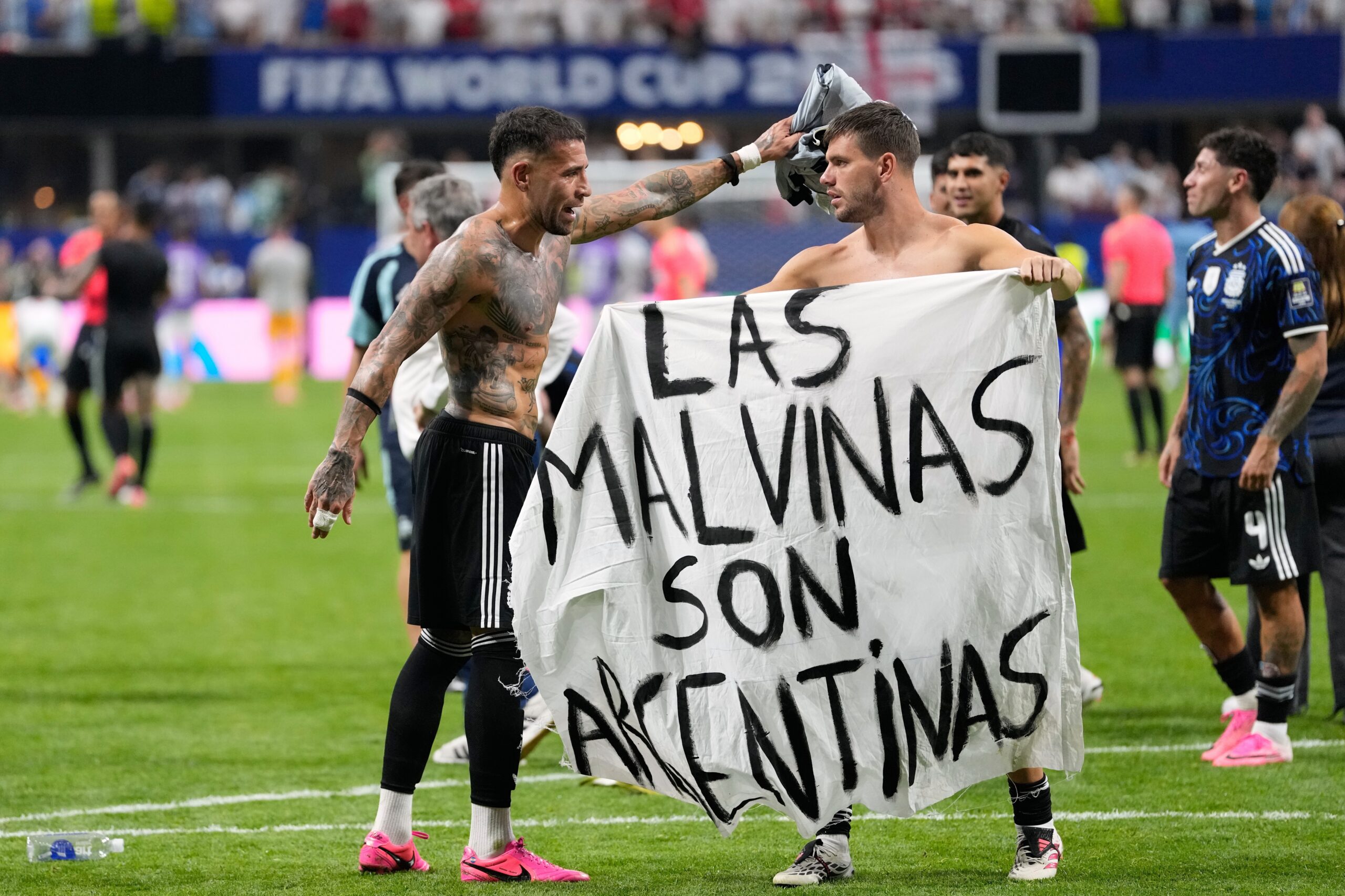 Jugadores argentinos muestran mensaje referente a Malvinas