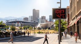 Denver activa centros de enfriamiento por alerta de calor extremo