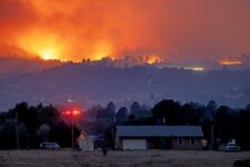 Humo forestal sofoca a Colorado y amenaza área metropolitana