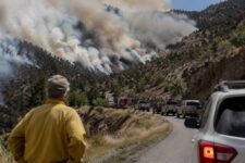 Gobernador de Colorado decreta estado de emergencia por destructivo incendio Ferris