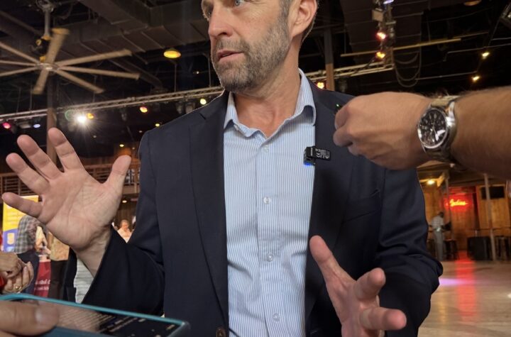 Crow: “The Ukrainian people are showing us the future of defense" Crow exige transparencia por caso de tuberculosis en centro de migrantes en Aurora