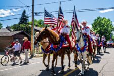 Desfiles comunitarios inician celebraciones del 4 de Julio en Denver
