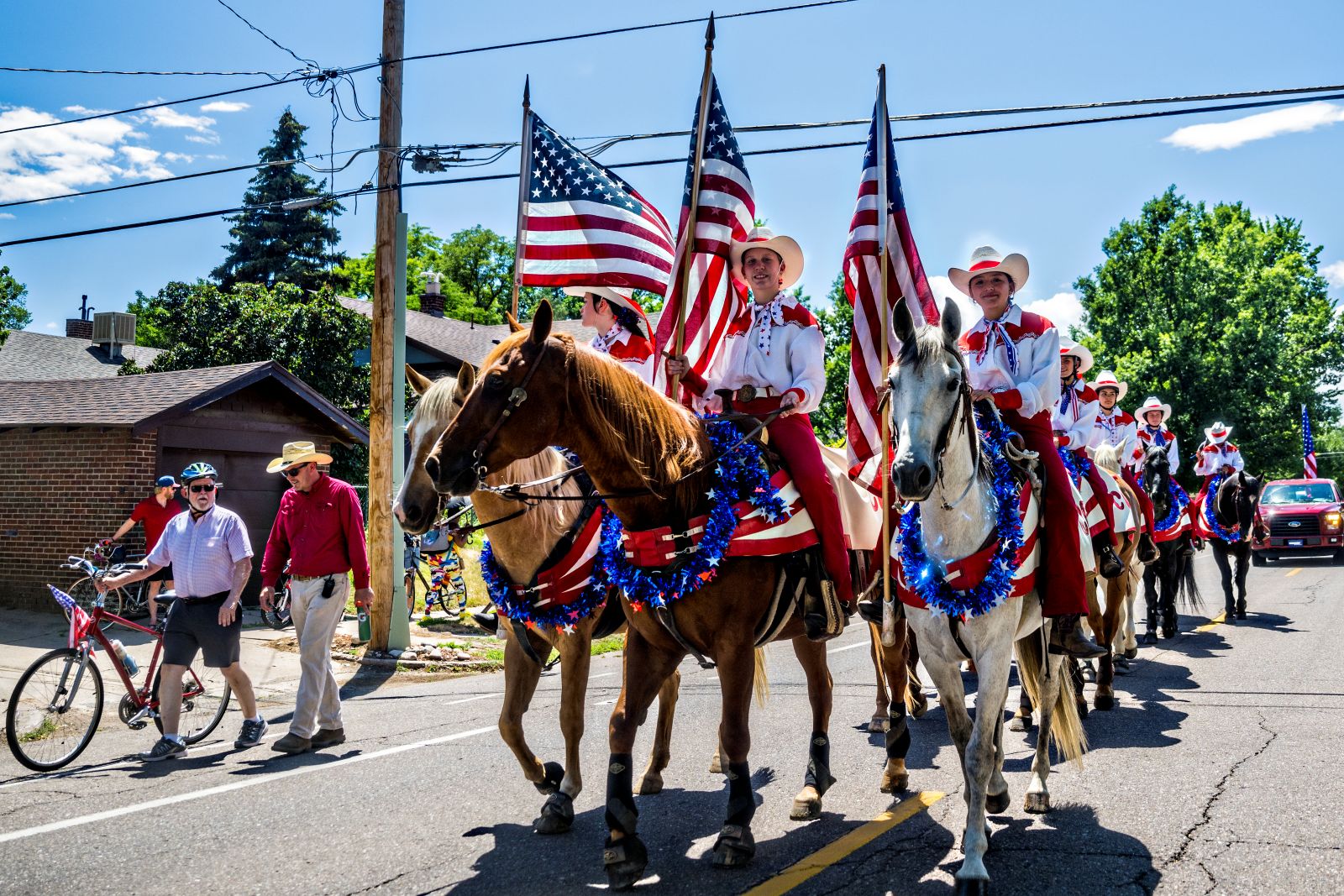Desfiles comunitarios inician celebraciones del 4 de Julio en Denver