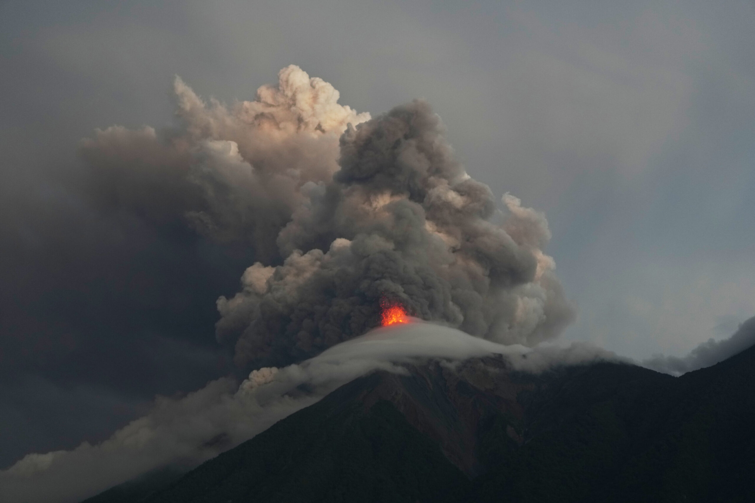 Guatemala mantiene alerta por actividad del Volcán de Fuego
