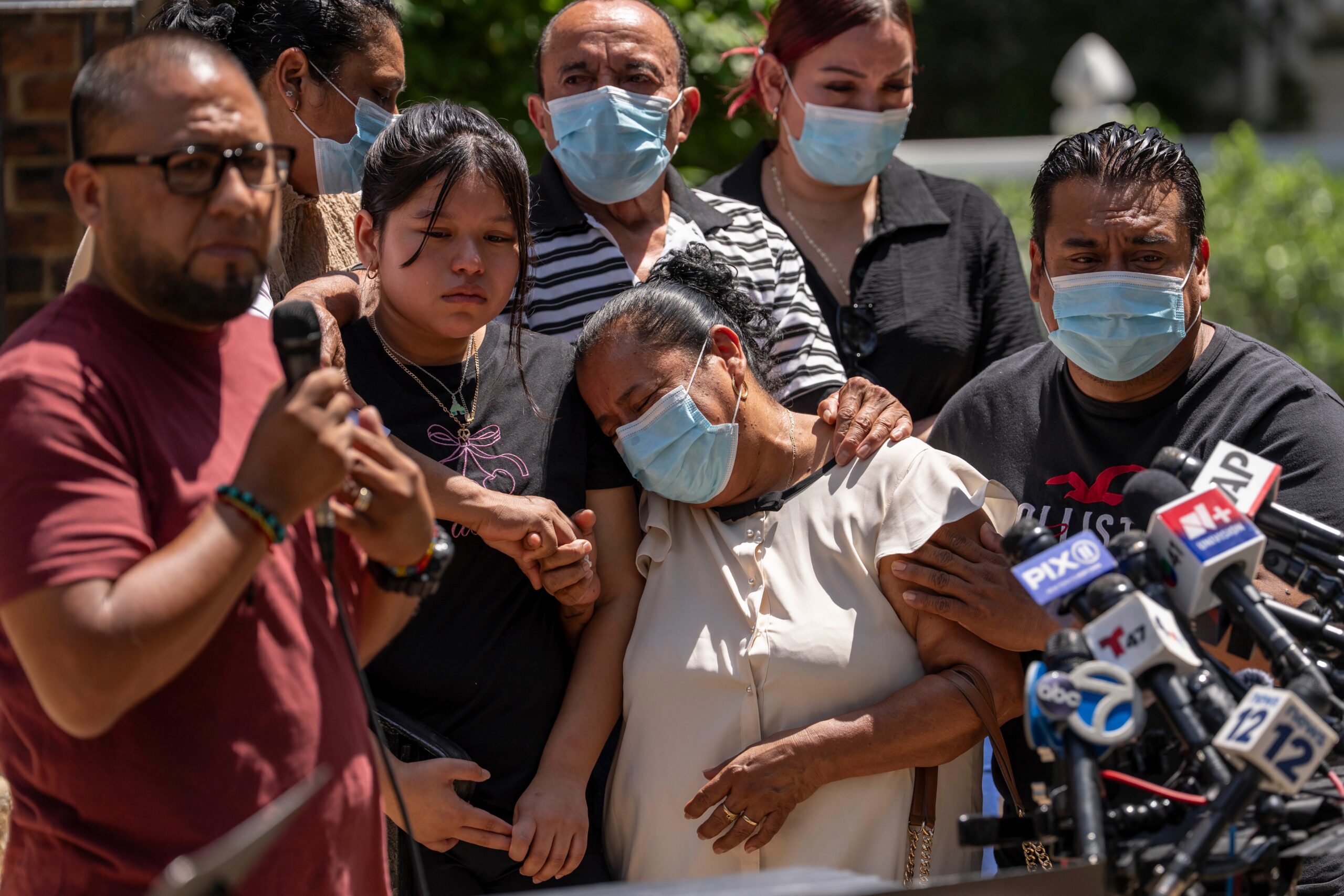 Familia de salvadoreño muerto en cárcel de ICE denuncia negligencia médica