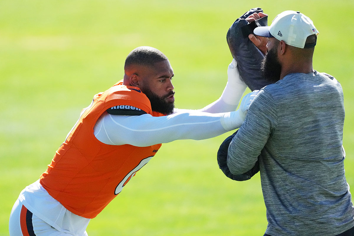 Broncos' Jonathon Cooper, facing strangulation charge, to start season on commissioner's exempt list Apoyador de Broncos bajo investigación por la NFL