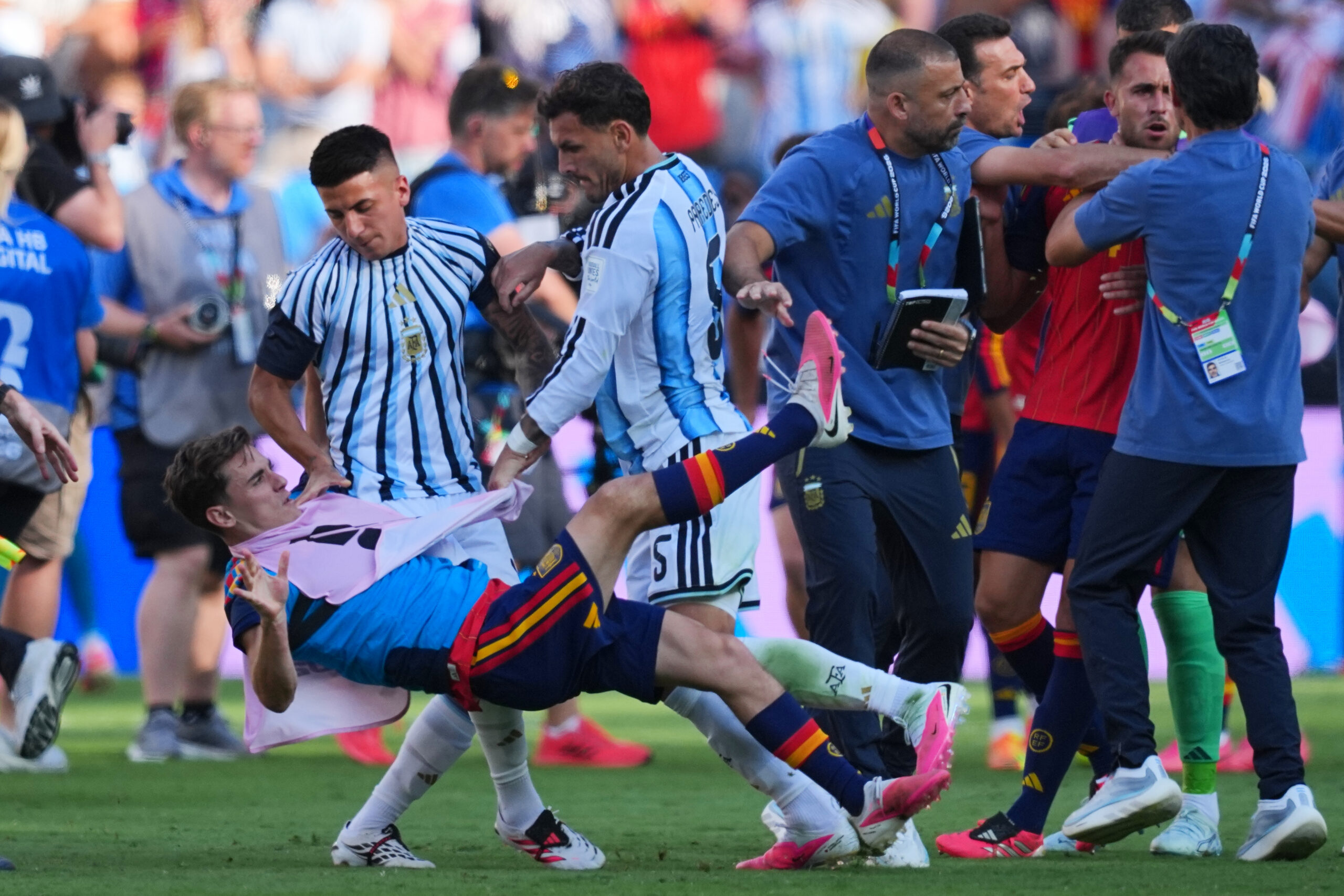 Paredes suspendido por 10 partidos por altercado en final del Mundial