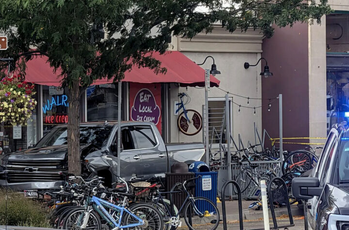 Camioneta embiste multitud en desfile en Fort Collins