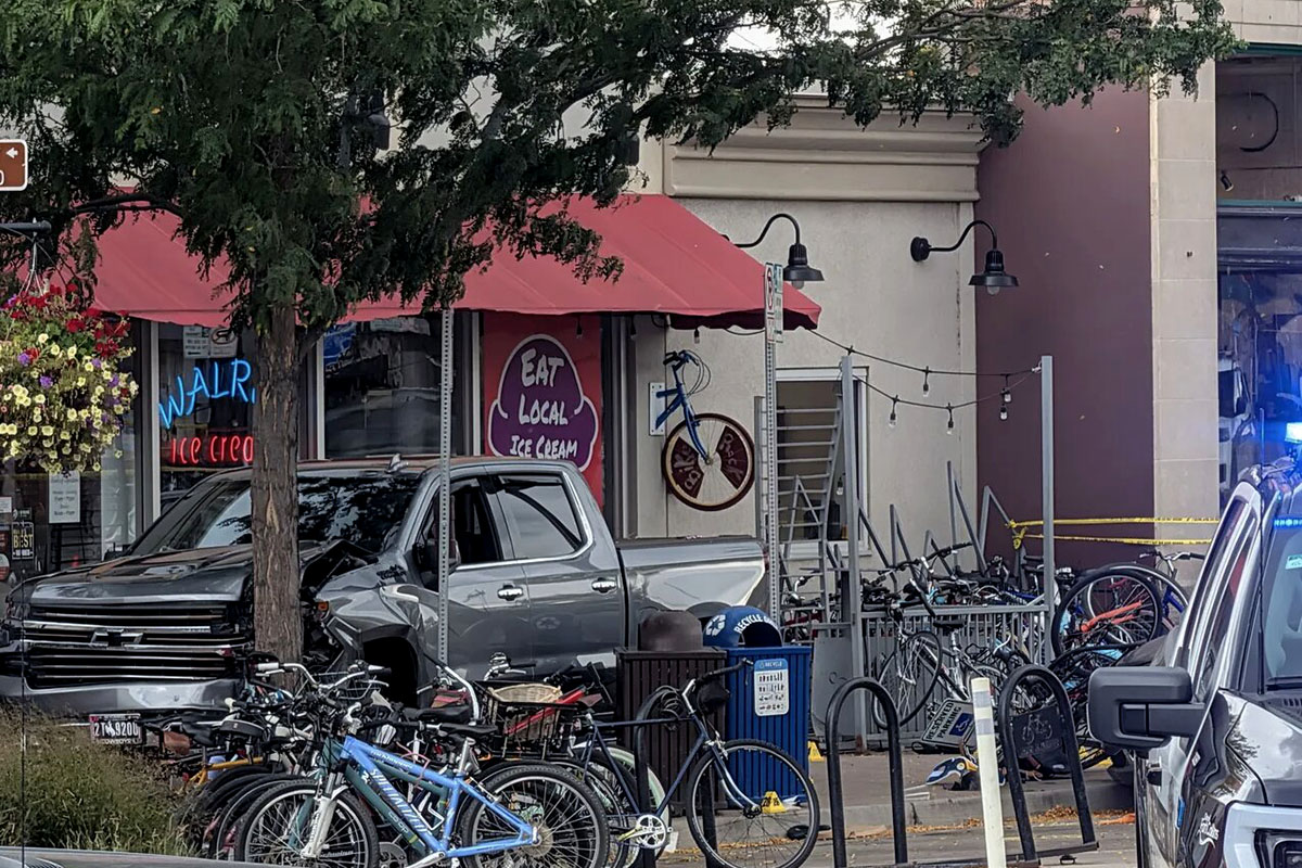 Camioneta embiste multitud en desfile en Fort Collins
