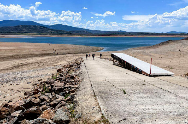 Persisten las restricciones de riego en Denver