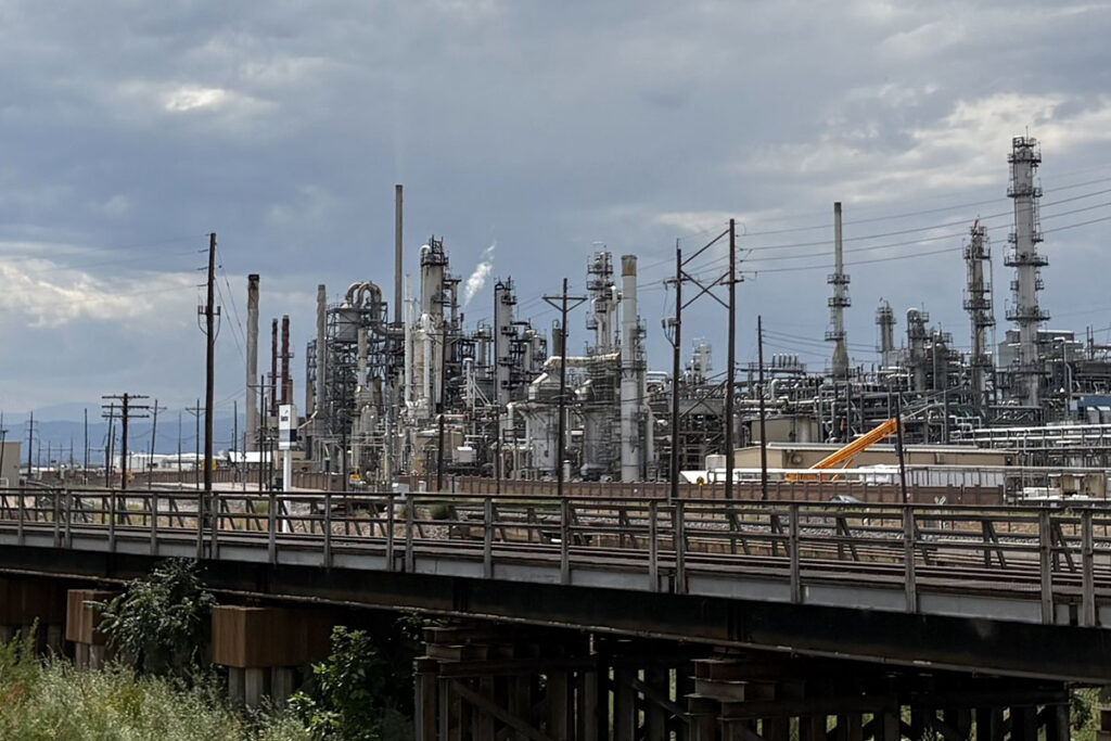 Vecinos de SUNCOR llevan a la refinería ante la justicia