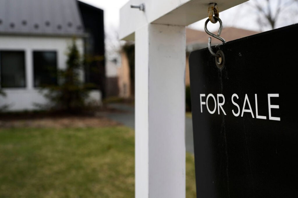 44% of Latinos in Colorado Fear Losing Their Homes 44% de latinos en Colorado temen perder su hogar