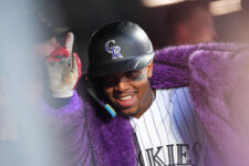 Rockies frenan racha de 10 derrotas en casa