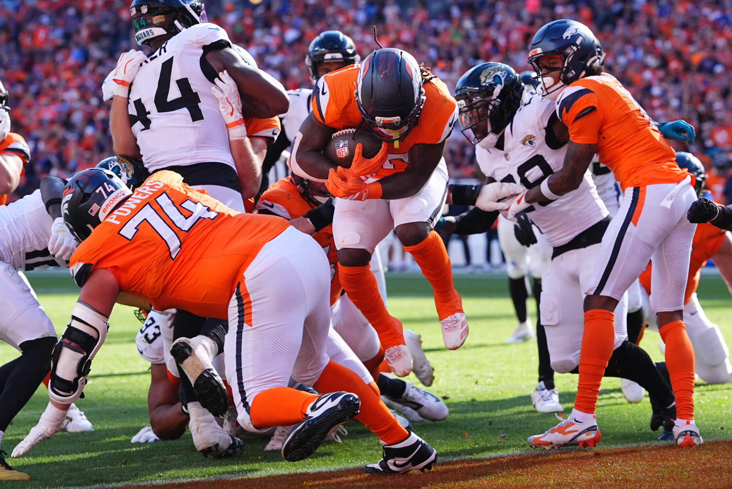 Broncos se imponen ante Jags en estreno en casa