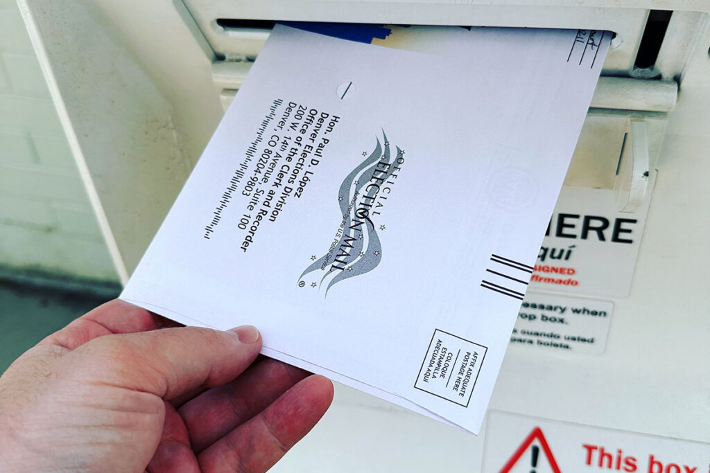 Denver demanda para frenar a ICE en centro de votación