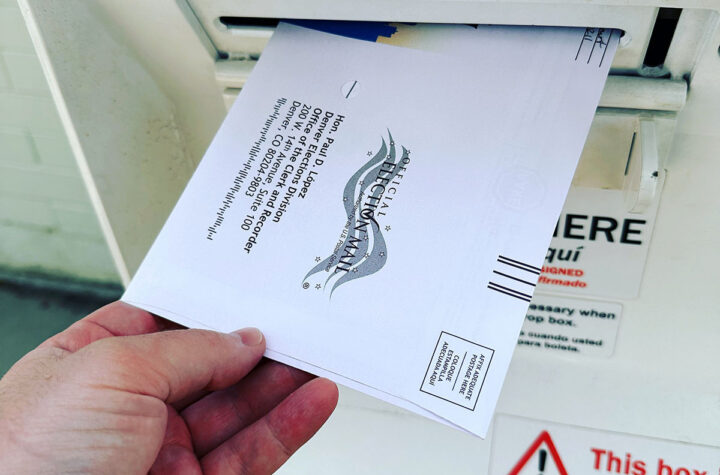 Denver demanda para frenar a ICE en centro de votación