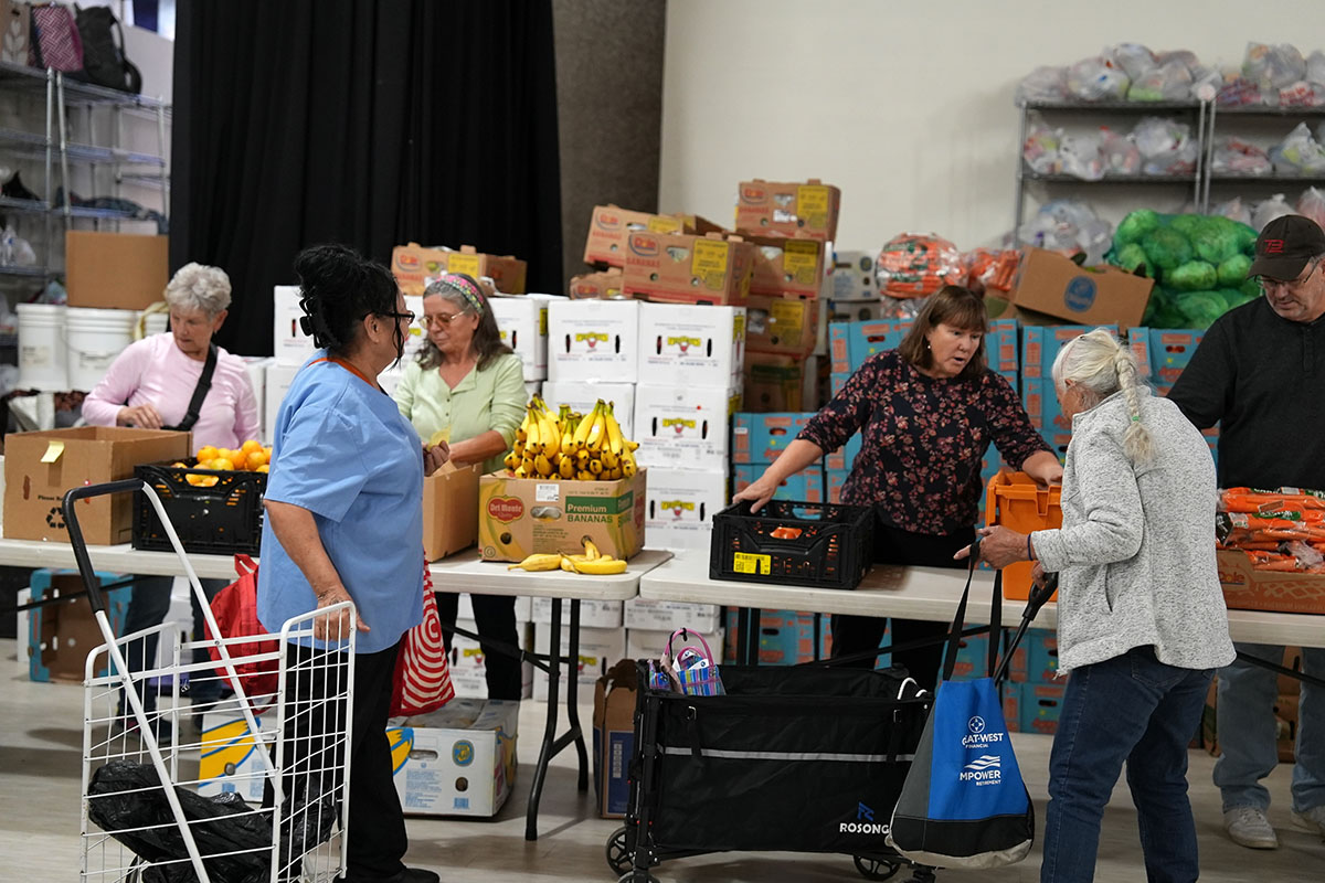 Bancos de alimentos ayudan a latinos a ahorrar para pagar compromisos