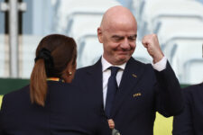 Infantino regala dinero a asociaciones de fútbol para salvar su puesto