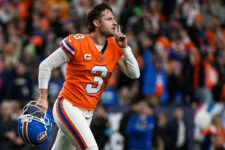Broncos superan 17-14 a Seahawks en prórroga