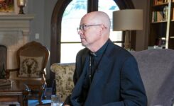 Arzobispo de Denver pide oraciones tras diagnóstico de cáncer del papa León XIV
