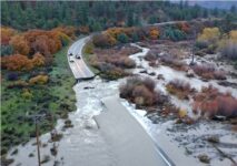 Vías destruidas mantienen aislados a residentes del sur de Colorado